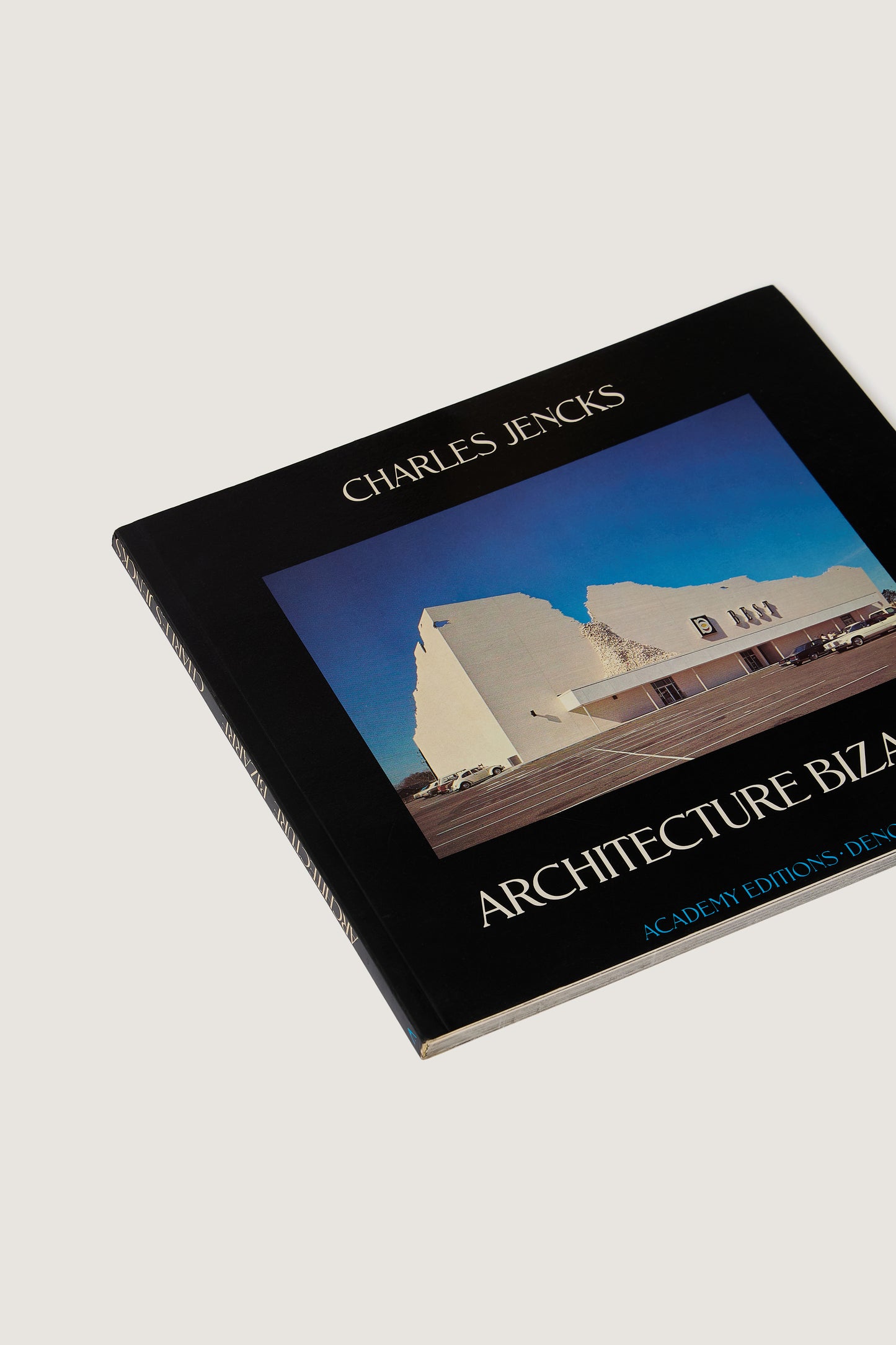 BOOK "BIZARRE ARCHITECTURE"